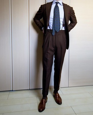 Come indossare e abbinare una cravatta stampata blu scuro quando fa caldo in modo formale: Indossa un abito marrone scuro con una cravatta stampata blu scuro per essere sofisticato e di classe. Per un look più rilassato, opta per un paio di mocassini eleganti in pelle marrone scuro.