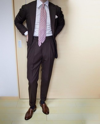 Come indossare e abbinare una cravatta stampata rosa quando fa caldo in modo formale: Opta per un abito marrone scuro e una cravatta stampata rosa per essere sofisticato e di classe. Abbina questi abiti a un paio di mocassini eleganti in pelle marrone scuro.