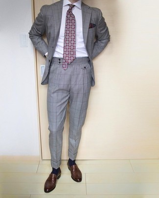 Come indossare e abbinare una cravatta stampata bordeaux per un uomo di 30 anni: Combina un abito scozzese grigio con una cravatta stampata bordeaux per essere sofisticato e di classe. Aggiungi un tocco fantasioso indossando un paio di mocassini eleganti in pelle marrone scuro.