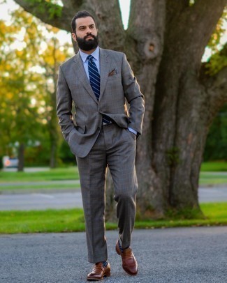 Come indossare e abbinare una cravatta in estate 2024 in modo formale: Sfoggia il tuo aspetto migliore con un abito scozzese marrone e una camicia elegante azzurra. Mocassini eleganti in pelle marroni sono una eccellente scelta per completare il look.