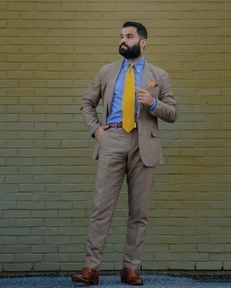 Come indossare e abbinare una cravatta senape per un uomo di 30 anni in modo formale: Coniuga un abito marrone con una cravatta senape per essere sofisticato e di classe. Per distinguerti dagli altri, prova con un paio di mocassini eleganti in pelle marroni.