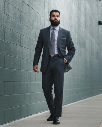 Come indossare e abbinare una cravatta a righe orizzontali grigia per un uomo di 30 anni: Indossa un abito grigio scuro con una cravatta a righe orizzontali grigia per essere sofisticato e di classe. Se non vuoi essere troppo formale, mettiti un paio di mocassini eleganti in pelle neri.