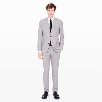Look alla moda per uomo: Abito grigio, Camicia elegante bianca, Scarpe brogue in pelle nere, Cravatta nera