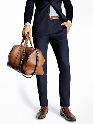 Quale abito indossare con scarpe brogue marrone scuro per un uomo di 30 anni: Abbina un abito con una camicia elegante azzurra per un look elegante e di classe. Aggiungi un tocco fantasioso indossando un paio di scarpe brogue marrone scuro.