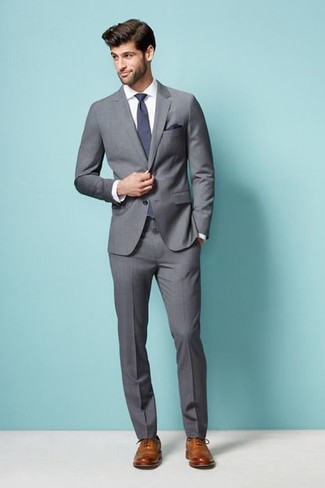 Come indossare e abbinare un abito grigio in modo formale: Prova ad abbinare un abito grigio con una camicia elegante bianca come un vero gentiluomo. Se non vuoi essere troppo formale, opta per un paio di scarpe brogue in pelle marrone chiaro.