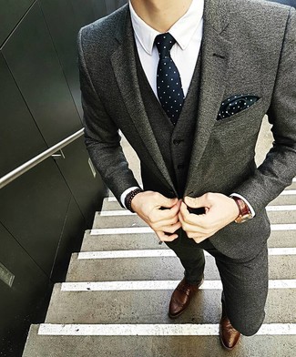 Look alla moda per uomo: Abito di lana grigio, Camicia elegante bianca, Scarpe brogue in pelle marroni, Cravatta a pois nera e bianca