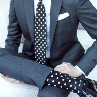 Come indossare e abbinare una cravatta a pois nera: Indossa un abito grigio scuro e una cravatta a pois nera per un look elegante e di classe. Scarpe brogue in pelle nere creeranno un piacevole contrasto con il resto del look.