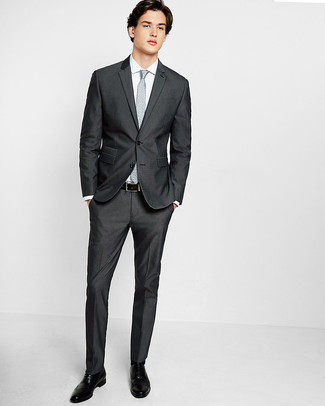 Come indossare e abbinare una cravatta grigia: Indossa un abito grigio scuro con una cravatta grigia per essere sofisticato e di classe. Scarpe brogue in pelle nere aggiungono un tocco particolare a un look altrimenti classico.