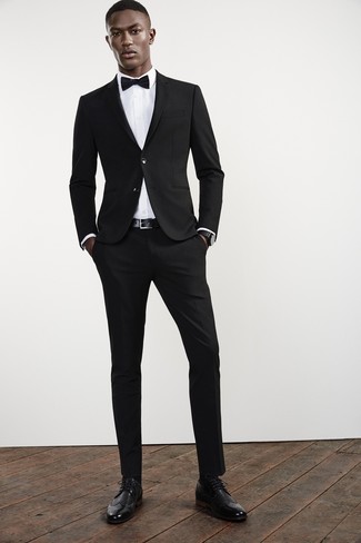 Come indossare e abbinare una camicia elegante bianca con un abito nero: Abbina un abito nero con una camicia elegante bianca per essere sofisticato e di classe. Scegli un paio di scarpe brogue in pelle nere per avere un aspetto più rilassato.