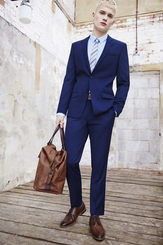 Come indossare e abbinare una cravatta a righe verticali azzurra quando fa caldo: Coniuga un abito blu scuro con una cravatta a righe verticali azzurra come un vero gentiluomo. Per distinguerti dagli altri, scegli un paio di scarpe brogue in pelle marrone scuro.
