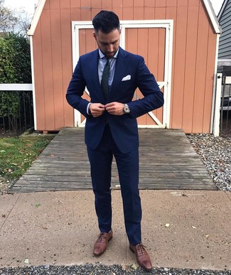 Come indossare e abbinare una cravatta con stampa cachemire blu per un uomo di 30 anni: Punta su un abito blu scuro e una cravatta con stampa cachemire blu per un look elegante e di classe. Scegli un paio di scarpe brogue in pelle marroni come calzature per un tocco più rilassato.