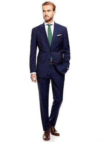 Come indossare e abbinare una cravatta verde e rossa: Indossa un abito blu scuro e una cravatta verde e rossa per un look elegante e di classe. Scarpe brogue in pelle marrone scuro creeranno un piacevole contrasto con il resto del look.