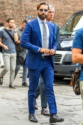 Come indossare e abbinare scarpe brogue con una camicia elegante per un uomo di 40 anni: Potresti combinare una camicia elegante con un abito blu come un vero gentiluomo. Se non vuoi essere troppo formale, mettiti un paio di scarpe brogue.