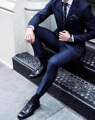 Come indossare e abbinare una cravatta scozzese blu scuro e verde: Combina un abito blu scuro con una cravatta scozzese blu scuro e verde come un vero gentiluomo. Se non vuoi essere troppo formale, opta per un paio di scarpe brogue in pelle melanzana scuro.