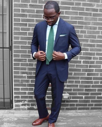 Come indossare e abbinare un abito con scarpe brogue: Potresti abbinare un abito con una camicia elegante a righe verticali azzurra per un look elegante e alla moda. Se non vuoi essere troppo formale, calza un paio di scarpe brogue.