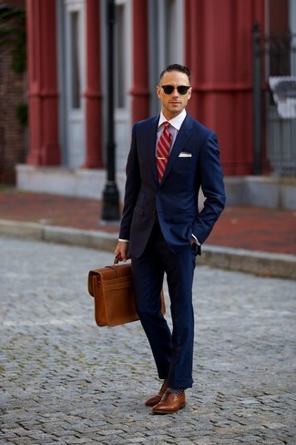 Come indossare e abbinare una cravatta a righe verticali rossa in modo formale: Indossa un abito blu scuro con una cravatta a righe verticali rossa per essere sofisticato e di classe. Per distinguerti dagli altri, opta per un paio di scarpe brogue in pelle marroni.