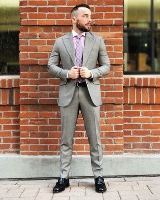 Come indossare e abbinare una cravatta viola chiaro: Prova a combinare un abito grigio con una cravatta viola chiaro per essere sofisticato e di classe. Non vuoi calcare troppo la mano con le scarpe? Mettiti un paio di scarpe brogue in pelle nere per la giornata.