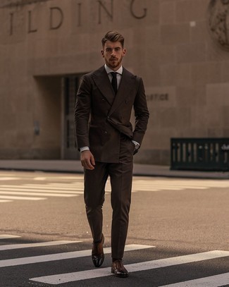 Look alla moda per uomo: Abito marrone scuro, Camicia elegante bianca, Scarpe brogue in pelle marroni, Cravatta marrone scuro