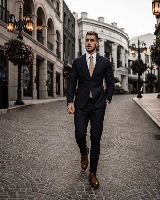 Come indossare e abbinare una cravatta marrone chiaro: Vestiti con un abito blu scuro e una cravatta marrone chiaro per essere sofisticato e di classe. Per un look più rilassato, indossa un paio di scarpe brogue in pelle marroni.