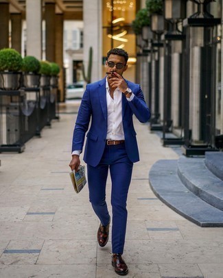 Moda uomo anni 20 in modo formale: Potresti combinare un abito blu con una camicia elegante bianca per un look elegante e di classe. Per un look più rilassato, scegli un paio di scarpe brogue in pelle terracotta.