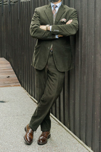 Come indossare e abbinare una cravatta scozzese marrone: Scegli un outfit composto da un abito verde oliva e una cravatta scozzese marrone per un look elegante e alla moda. Per un look più rilassato, prova con un paio di scarpe brogue in pelle marroni.