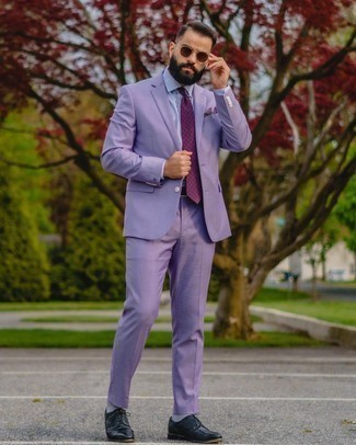 Quale abito indossare con una camicia elegante viola: Opta per un abito e una camicia elegante viola per un look elegante e di classe. Scegli un paio di scarpe brogue in pelle nere come calzature per avere un aspetto più rilassato.