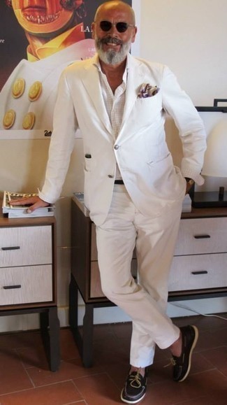 Come indossare e abbinare una camicia elegante bianca per un uomo di 50 anni in modo smart-casual: Coniuga una camicia elegante bianca con un abito bianco per un look elegante e alla moda. Calza un paio di scarpe da barca in pelle marrone scuro per un tocco più rilassato.