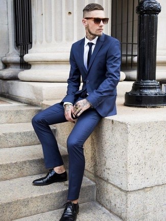 Quale camicia elegante indossare con scarpe derby nere per un uomo di 30 anni: Abbina una camicia elegante con un abito blu scuro per essere sofisticato e di classe. Scegli un paio di scarpe derby nere per avere un aspetto più rilassato.