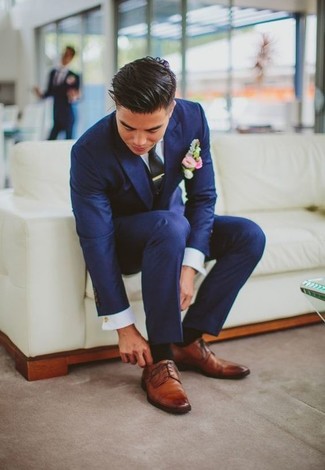 Come indossare e abbinare scarpe derby marroni per un uomo di 30 anni quando fa caldo in modo formale: Opta per un abito blu e una camicia elegante bianca come un vero gentiluomo. Per distinguerti dagli altri, indossa un paio di scarpe derby marroni.