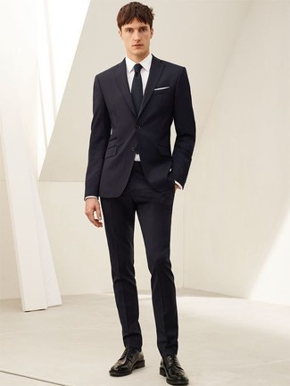 Look alla moda per uomo: Abito blu scuro, Camicia elegante bianca, Scarpe derby in pelle nere, Cravatta nera