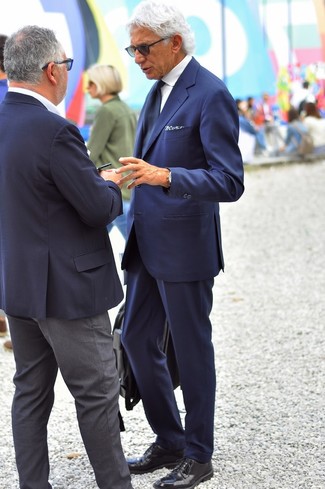 Quale scarpe derby indossare con un abito blu scuro per un uomo di 60 anni: Abbina un abito blu scuro con una camicia elegante bianca per essere sofisticato e di classe. Indossa un paio di scarpe derby per un tocco più rilassato.