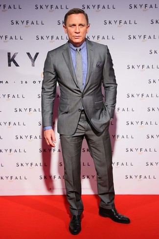 Look di Daniel Craig: Abito grigio, Camicia elegante blu, Scarpe derby in pelle nere, Cravatta scozzese grigia