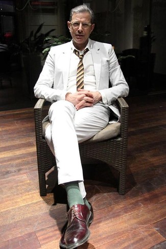 Come indossare e abbinare una cravatta gialla per un uomo di 50 anni in modo formale: Potresti combinare un abito bianco con una cravatta gialla per essere sofisticato e di classe. Non vuoi calcare troppo la mano con le scarpe? Opta per un paio di scarpe derby in pelle bordeaux per la giornata.