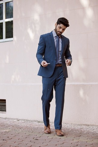 Come indossare e abbinare una cravatta stampata blu: Potresti abbinare un abito blu scuro con una cravatta stampata blu per un look elegante e di classe. Per distinguerti dagli altri, mettiti un paio di scarpe derby in pelle marroni.