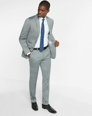 Come indossare e abbinare una cravatta blu scuro e bianca per un uomo di 20 anni in modo formale: Opta per un abito grigio e una cravatta blu scuro e bianca come un vero gentiluomo. Per distinguerti dagli altri, scegli un paio di scarpe derby in pelle nere come calzature.