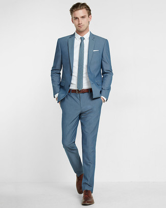 Come indossare e abbinare una cravatta stampata blu: Opta per un abito blu e una cravatta stampata blu come un vero gentiluomo. Per un look più rilassato, mettiti un paio di scarpe derby in pelle marroni.