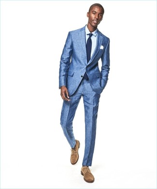 Look alla moda per uomo: Abito blu, Camicia elegante azzurra, Scarpe derby in pelle scamosciata marrone chiaro, Cravatta blu scuro