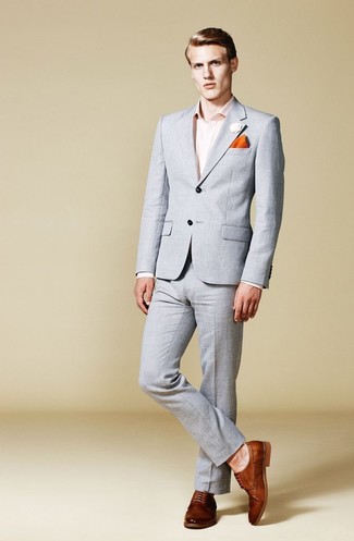Look alla moda per uomo: Abito grigio, Camicia elegante rosa, Scarpe derby in pelle marroni, Fazzoletto da taschino arancione