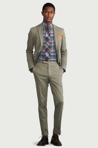 Come indossare e abbinare una cravatta scozzese multicolore per un uomo di 20 anni: Sfoggia il tuo aspetto migliore con un abito verde oliva e una cravatta scozzese multicolore. Opta per un paio di scarpe derby in pelle marrone scuro per avere un aspetto più rilassato.