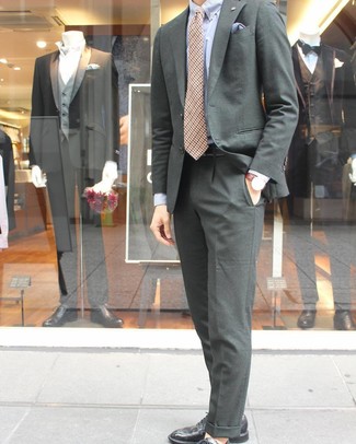 Come indossare e abbinare una cravatta marrone chiaro in modo formale: Combina un abito verde scuro con una cravatta marrone chiaro come un vero gentiluomo. Opta per un paio di scarpe derby in pelle nere per avere un aspetto più rilassato.