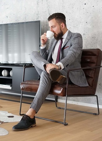 Come indossare e abbinare scarpe derby nere in modo formale: Vestiti con un abito a quadri grigio e una camicia elegante bianca per un look elegante e alla moda. Scarpe derby nere sono una validissima scelta per completare il look.