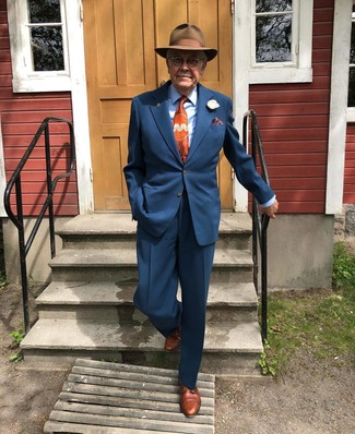 Come indossare e abbinare una cravatta arancione per un uomo di 60 anni in estate 2024 in modo formale: Metti un abito blu scuro e una cravatta arancione come un vero gentiluomo. Scegli un paio di scarpe derby in pelle marroni per avere un aspetto più rilassato. Un outfit fantastico per essere elegante e alla moda anche durante la stagione estiva.