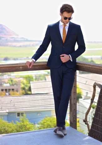 Look alla moda per uomo: Abito blu scuro, Camicia elegante bianca, Scarpe derby in pelle grigie, Cravatta senape