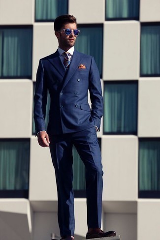 Come indossare e abbinare una cravatta di seta: Prova ad abbinare un abito blu scuro con una cravatta di seta per essere sofisticato e di classe. Per un look più rilassato, scegli un paio di scarpe derby in pelle marrone scuro.