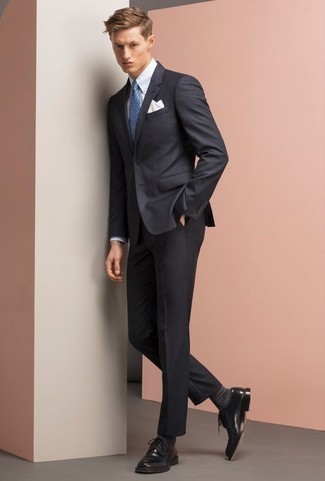 Look alla moda per uomo: Abito blu scuro, Camicia elegante bianca, Scarpe derby in pelle nere, Cravatta stampata blu