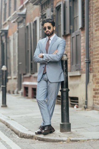 Look alla moda per uomo: Abito a righe verticali azzurro, Camicia elegante bianca, Scarpe derby in pelle bordeaux, Cravatta stampata bordeaux