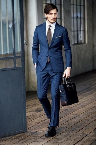 Come indossare e abbinare una cravatta a pois marrone per un uomo di 30 anni: Combina un abito blu scuro con una cravatta a pois marrone per un look elegante e di classe. Se non vuoi essere troppo formale, mettiti un paio di scarpe derby in pelle nere.
