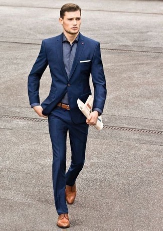 Quale camicia elegante indossare con scarpe derby terracotta in modo formale: Vestiti con una camicia elegante e un abito blu scuro come un vero gentiluomo. Mettiti un paio di scarpe derby terracotta per avere un aspetto più rilassato.
