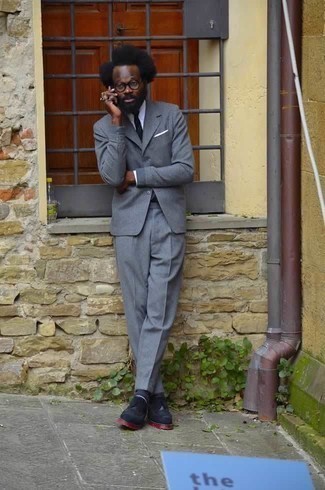 Come indossare e abbinare una cravatta a righe orizzontali nera per un uomo di 30 anni: Metti un abito grigio e una cravatta a righe orizzontali nera per un look elegante e di classe. Mettiti un paio di scarpe derby in pelle scamosciata blu scuro per un tocco più rilassato.