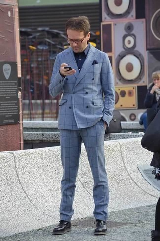 Moda uomo anni 40 in modo formale: Vestiti con un abito azzurro e una camicia elegante blu scuro come un vero gentiluomo. Scarpe derby in pelle nere daranno una nuova dimensione a un look altrimenti classico.